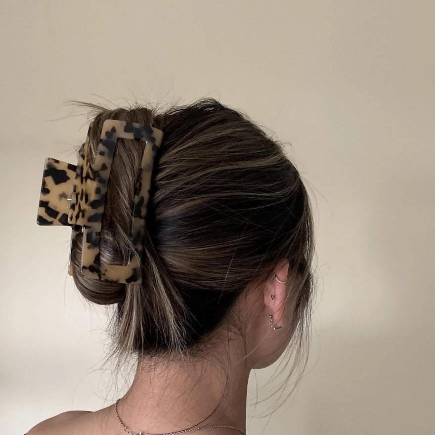woman with colour hair wearing a large claw clip in a tortoise shell colour