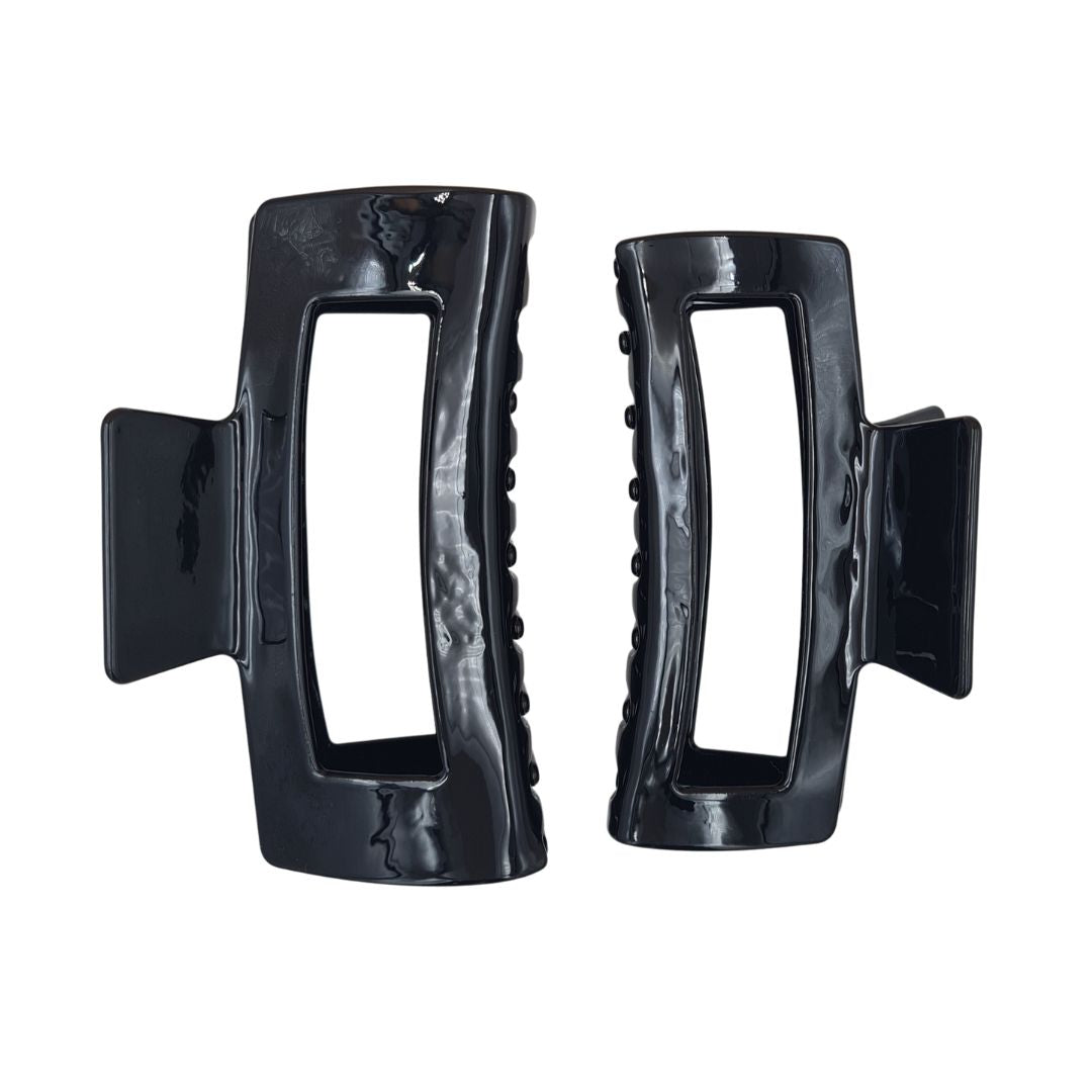 large claw clip in black extra large claw clip size is on the left and large claw clip is on the right